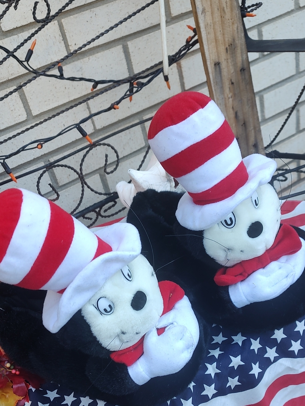 Dr. Seuss Cat in the Hat Plush Slippers - Red, White & Black Size 7/8 1/2 - Picture 7 of 9
